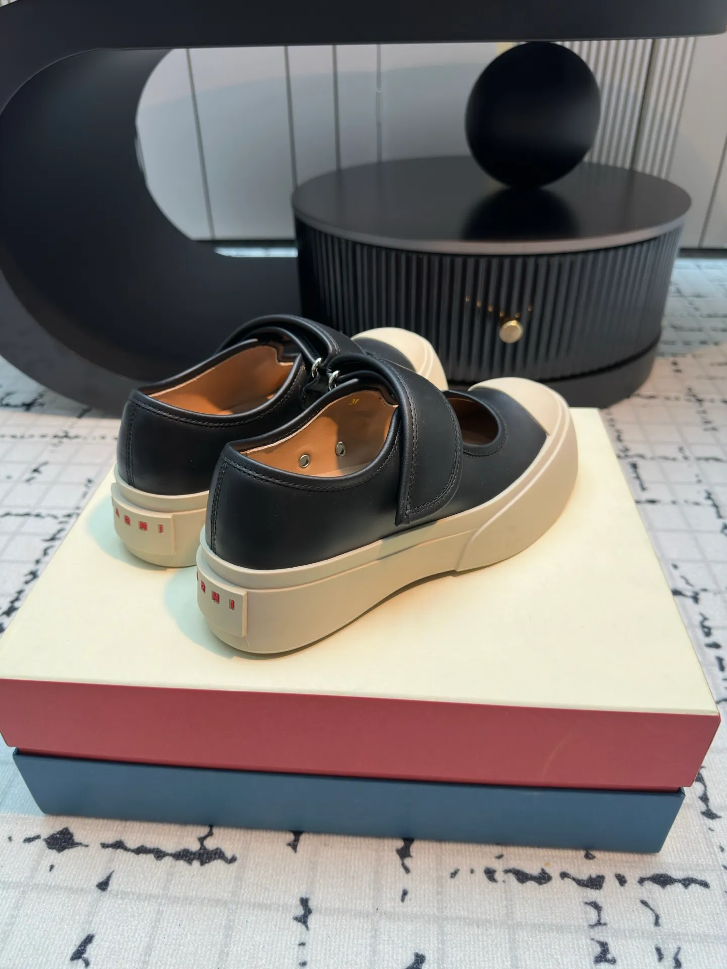 👟👟Ex-factory price 480👟👟 Women's shoes, women's clothing, lace-up big-toe shoes, the cutest baby shoes in history, this year's new colors are really beautiful, very fresh, and not bulky at all! A brand from an independent Italian designer, it has now become a famous brand in the international fashion industry. Since its establishment in 1994, the brand has expanded from women's clothing to men's clothing, bags, jewelry and glasses, and its product content is extremely rich! Marni's designs are not only bold in color and innovative in tailoring, but also very proud of its pure Italian origins. Not only are all its finished products produced in Italy, but they are also not authorized to operate, and the brands are all controlled by family members.  Upper: imported calfskin, lining/feet: cowhide laminated to high-density elastic latex, sole: rubber outsole, 4cm thick sole to lengthen legs, code number: 35/40 (40 is custom-made, non-refundable, non-exchangeable)